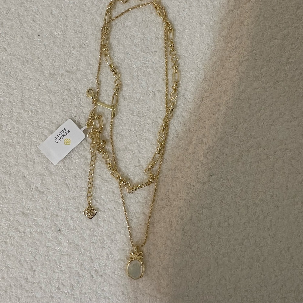 Kendra Scott Elegant Gold Necklace with Pendant